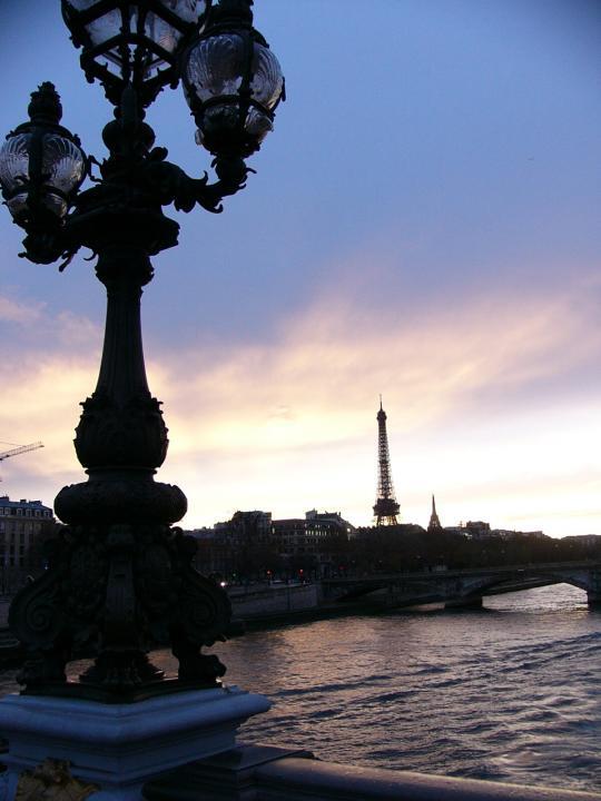 Bezauberndes Paris: Blick auf die Seine und den Eiffelturm, Paris mit Kindern