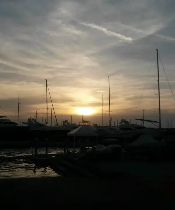 Sonnenuntergang und Segelboote an der Adria