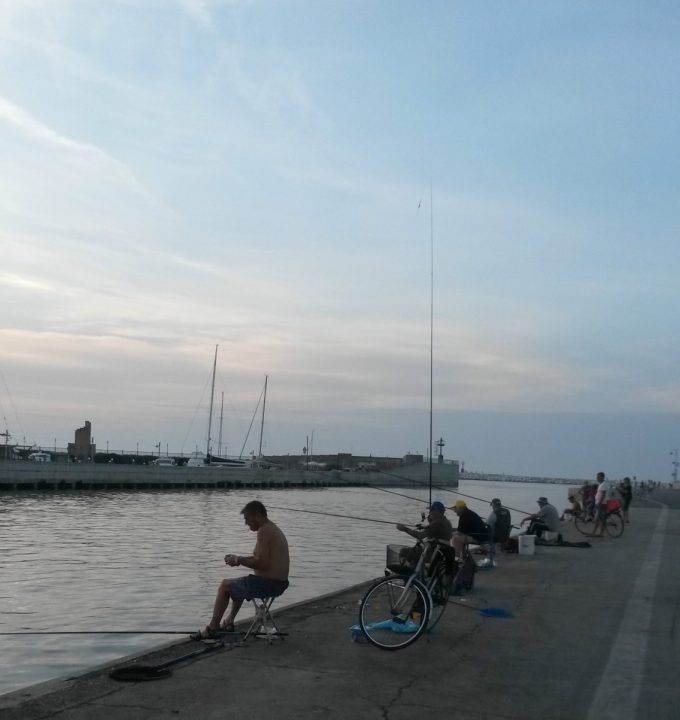Angler am Hafen von Rimini