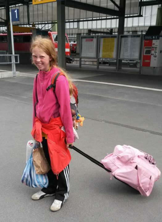 Kind mit Koffer auf Sprachreise