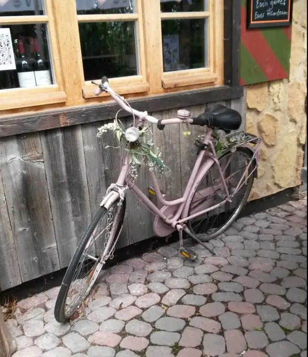 Nostalgisches Fahrrad im Vintage Look vor der Rodenberg Alm