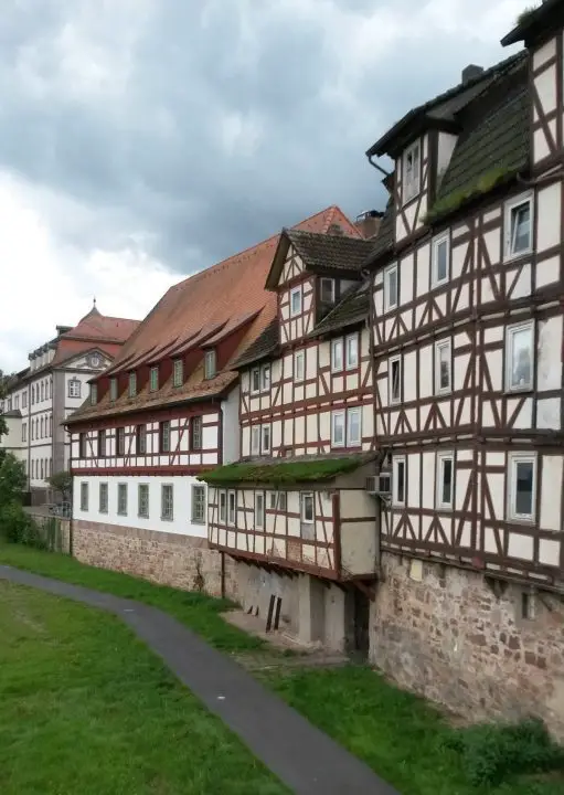 Schöne Fachwerkhäuser reihen sich in Rotenburg an der Fulda dicht an dicht aneinander
