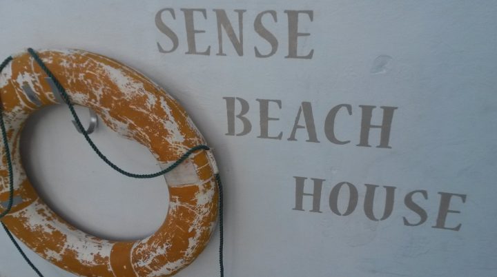 Sense Beach House Schriftzug