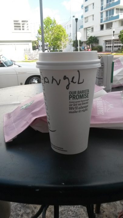 Angel, Starbucks Becher mit Aufschrift des Namens in Miami Beach, Florida
