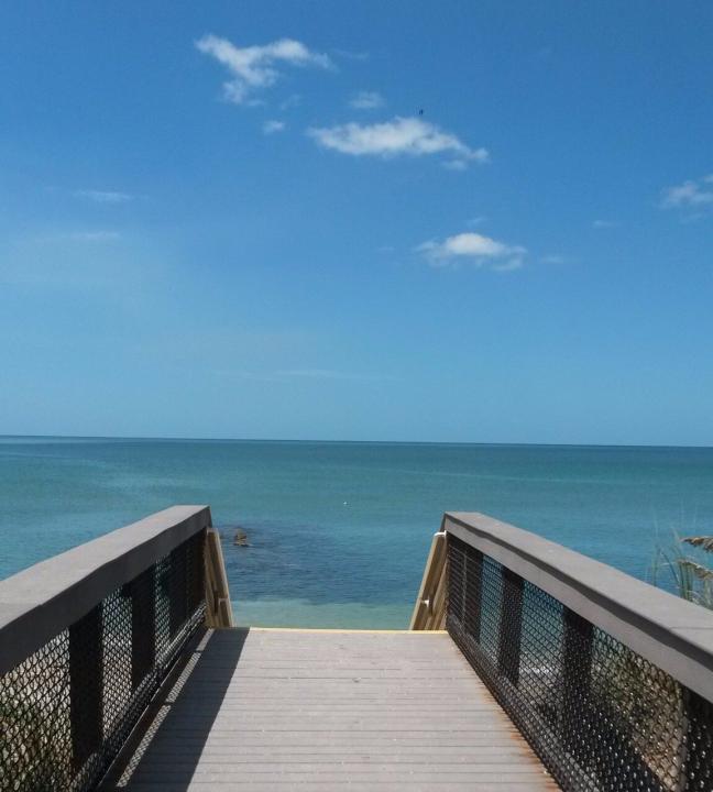 Treppe am Strand von Venice Beach, Florida, Haifischzähne