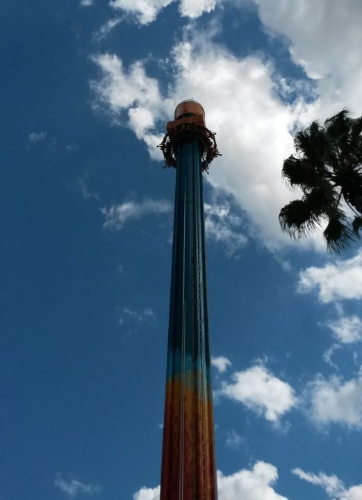Eine der neuesten Attraktionen in Busch Gardens in Tampa, Florida: Der Freefall-Tower Falcons Fury