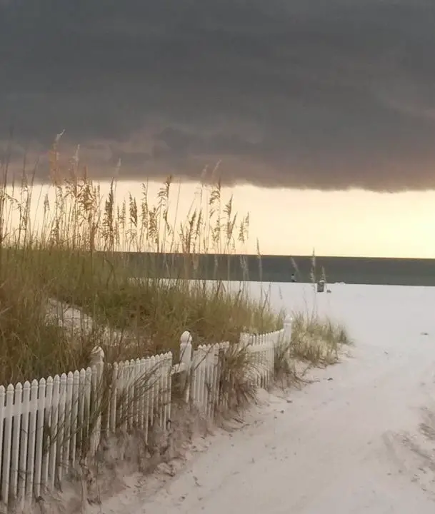 Schwarze Wolken brauen sich über Clearwater Beach zusammen, Florida