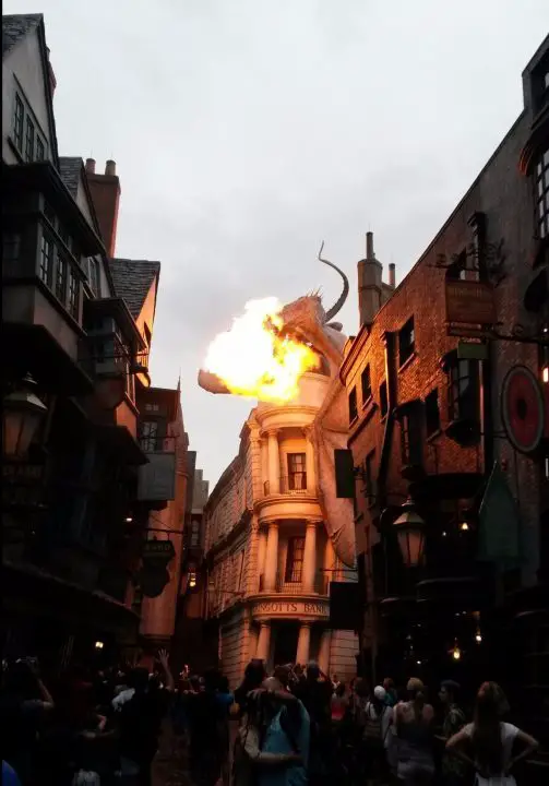 Drache in der Harry Potter Winkelgasse in den Universal Studios, Orlando, Florida