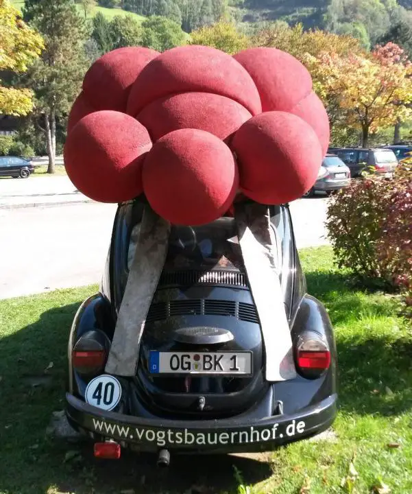 Auto mit Bollenhut im Schwarzwald