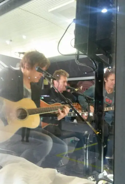 Von außen betrachtet: Peter Maffay bei seinem unplugged Auftritt in der Bahn