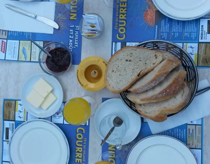 Etwas spartanisch: das Frühstück für 4 Personen in Tariche