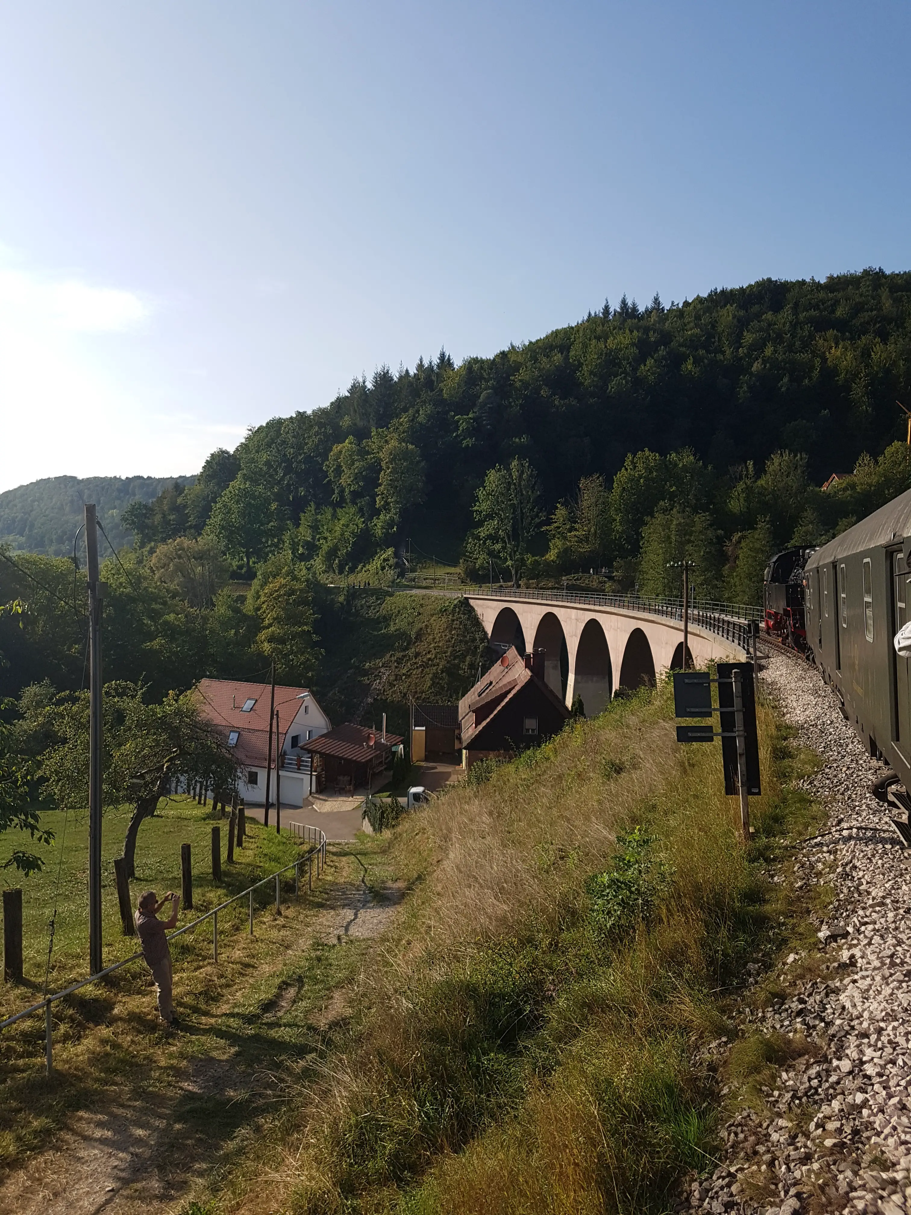 Historische Dampflok der Schwäbischen Waldbahn überquert Viadukt