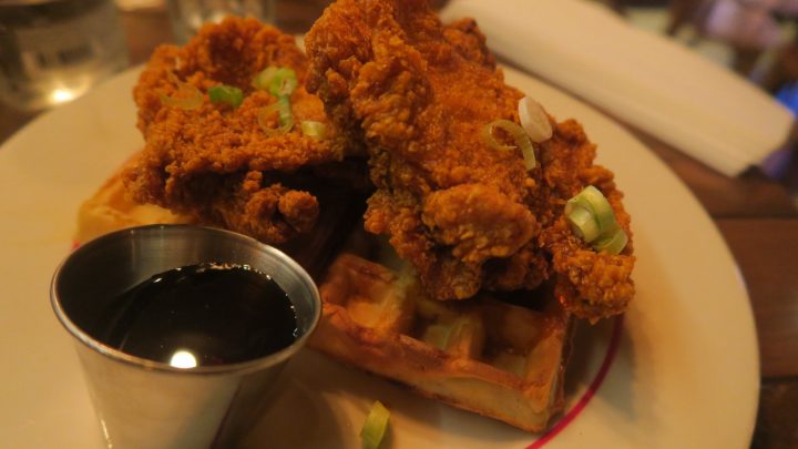 Hühnchen mit Waffeln und Sirup in der Opry City Stage