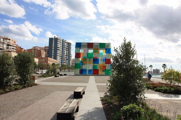 Farbenfroher Blickpunkt: "The Cube" über dem Centre Pompidou am Hafen