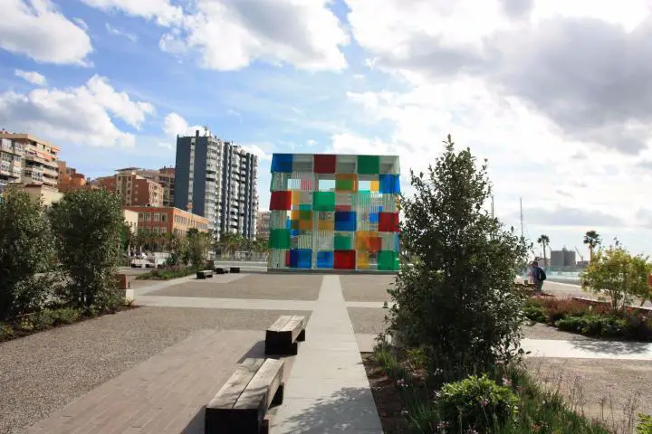 Farbenfroher Blickpunkt: "The Cube" über dem Centre Pompidou am Hafen