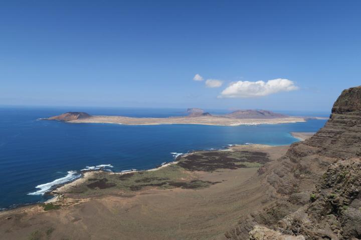 Blick vom Mirador de Guinate auf La Graciosa und den Riscos de Famara, Lanzarote mit Kindern