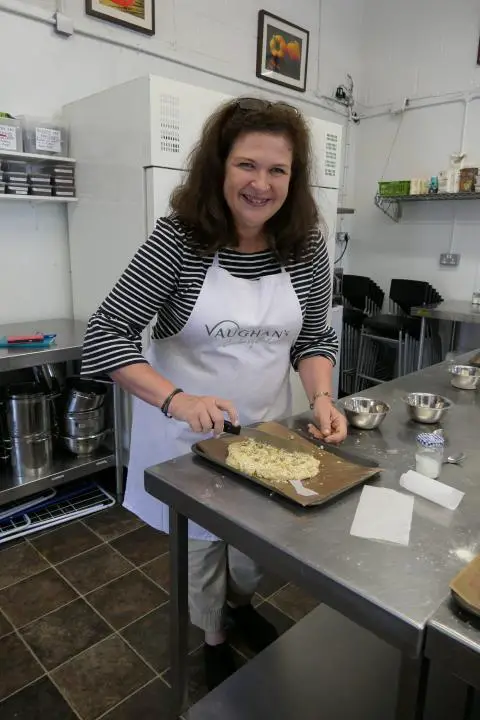 Scones backen in der Küche von Peter Vaughan