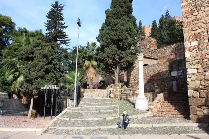 Treppen führen hinauf zur Alcazaba
