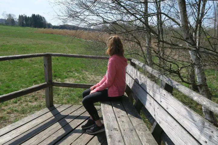 Kind auf einem Aussichtsplateau im Wackelwald