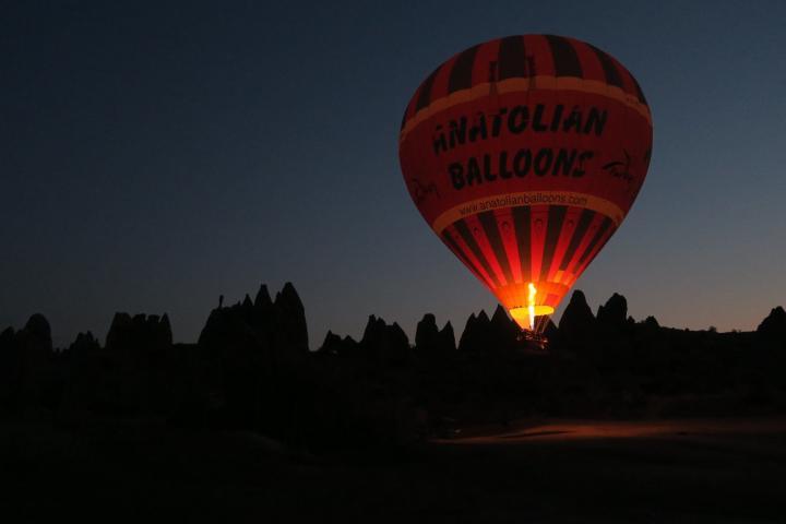 Leuchtender Ballon in Kappadokien