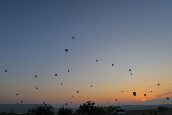 Ballons bei Sonnenaufgang in Kappadokien