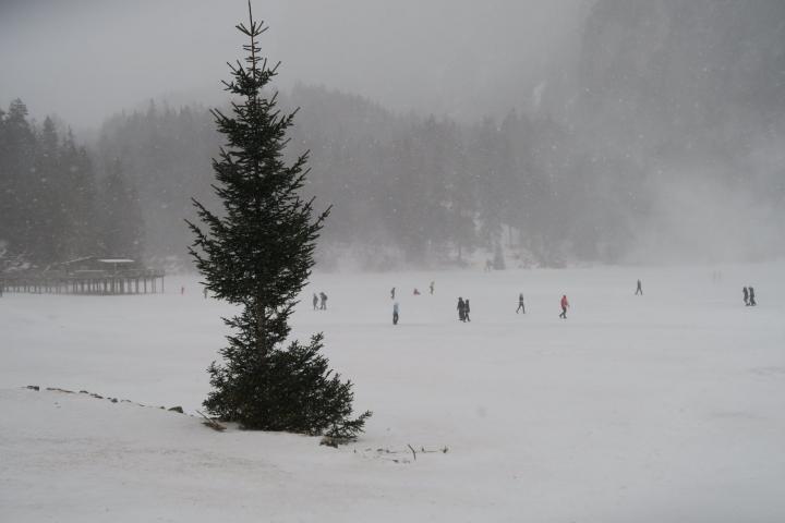 Blick auf den zugefrorenen Pragser Wildsee