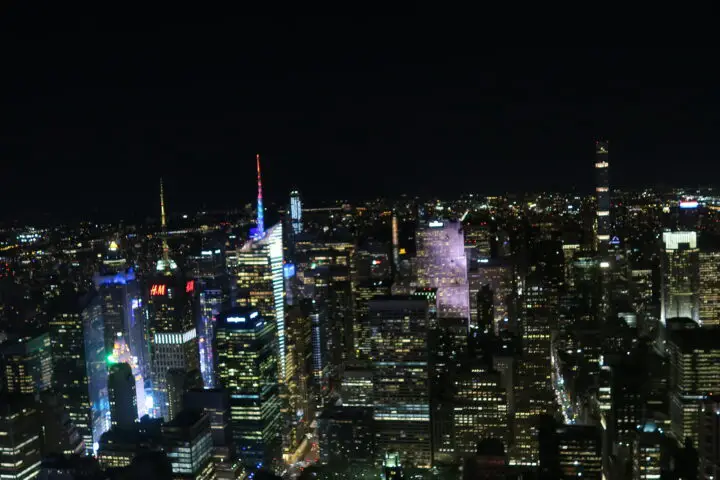 Blick auf das nächtliche New York vom Empire State Building