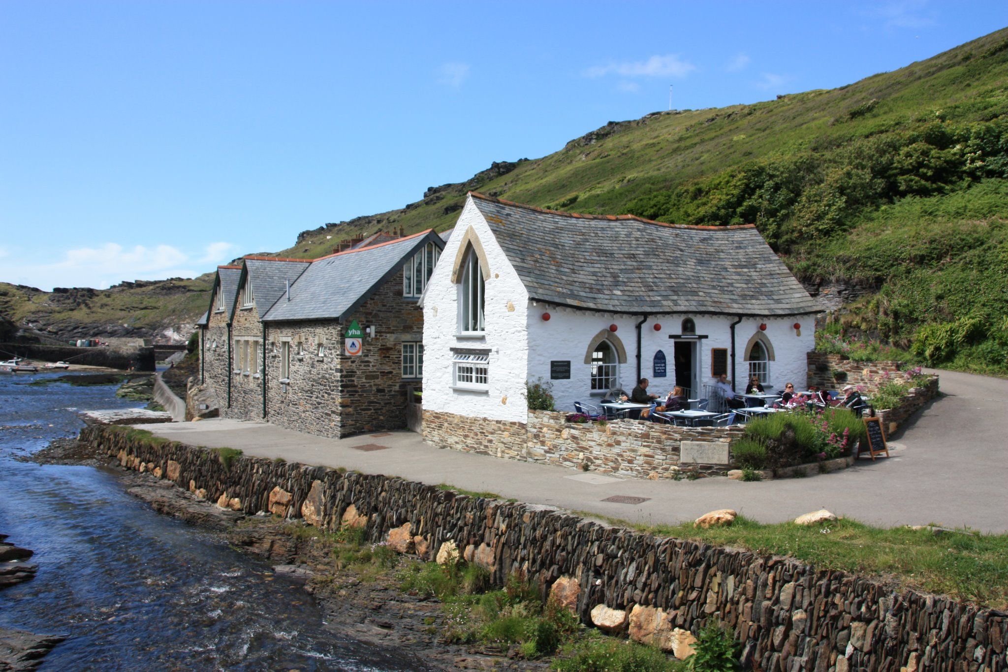 Café am Hafen von Boscastle in Cornwall