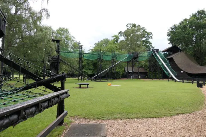 Spielplatz mit Klettergerüst bei Bowood House