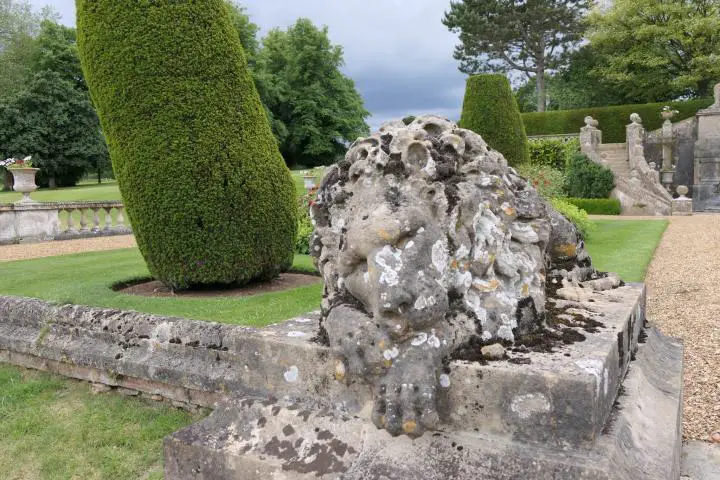 Schlafender Löwe im Garten von Bowood House