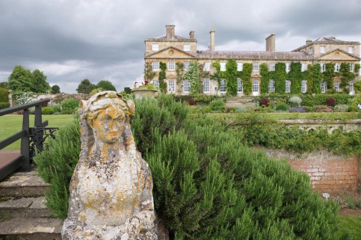 Garten von Bowood House mit Frauenskulptur