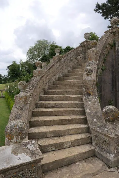 Eine Steintreppe wie aus einem Märchen