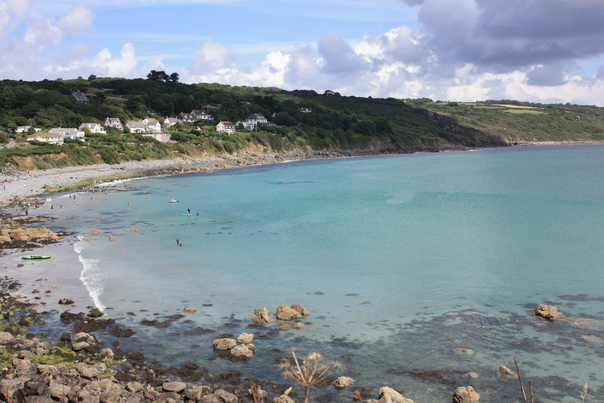 Glasklares Wasser in der Bucht bei Coverack, Cornwall