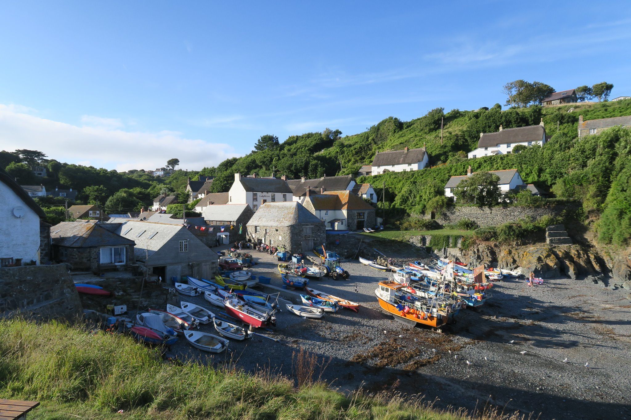 Bunte Boote im Hafen von Cadgwith