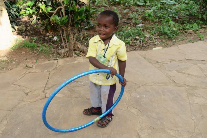 Calvary Zion Mombasa Kind mit Reifen