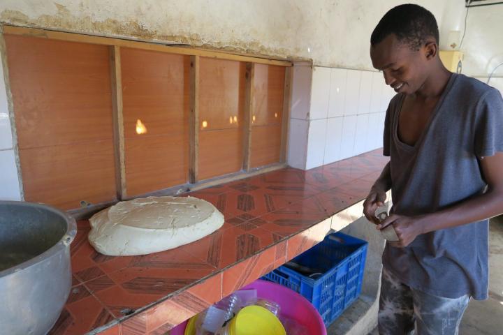 Calvary Zion Kinderheim Mombasa Küche mit Chapati-Teig