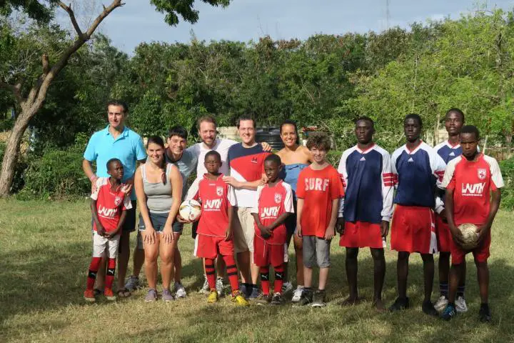 Calvary Zion Kinderheim Mombasa und Condor Fußballteam