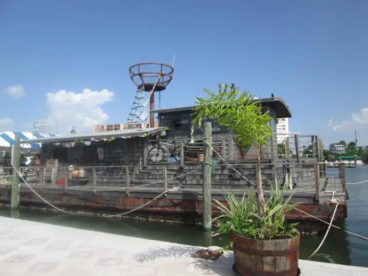 Filmkulisse: Das Hausboot aus "Mein Freund der Delfin" in Clearwater, Florida