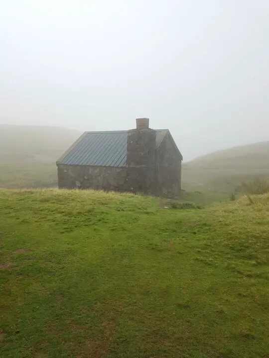 Cottage im Nebel in Wales