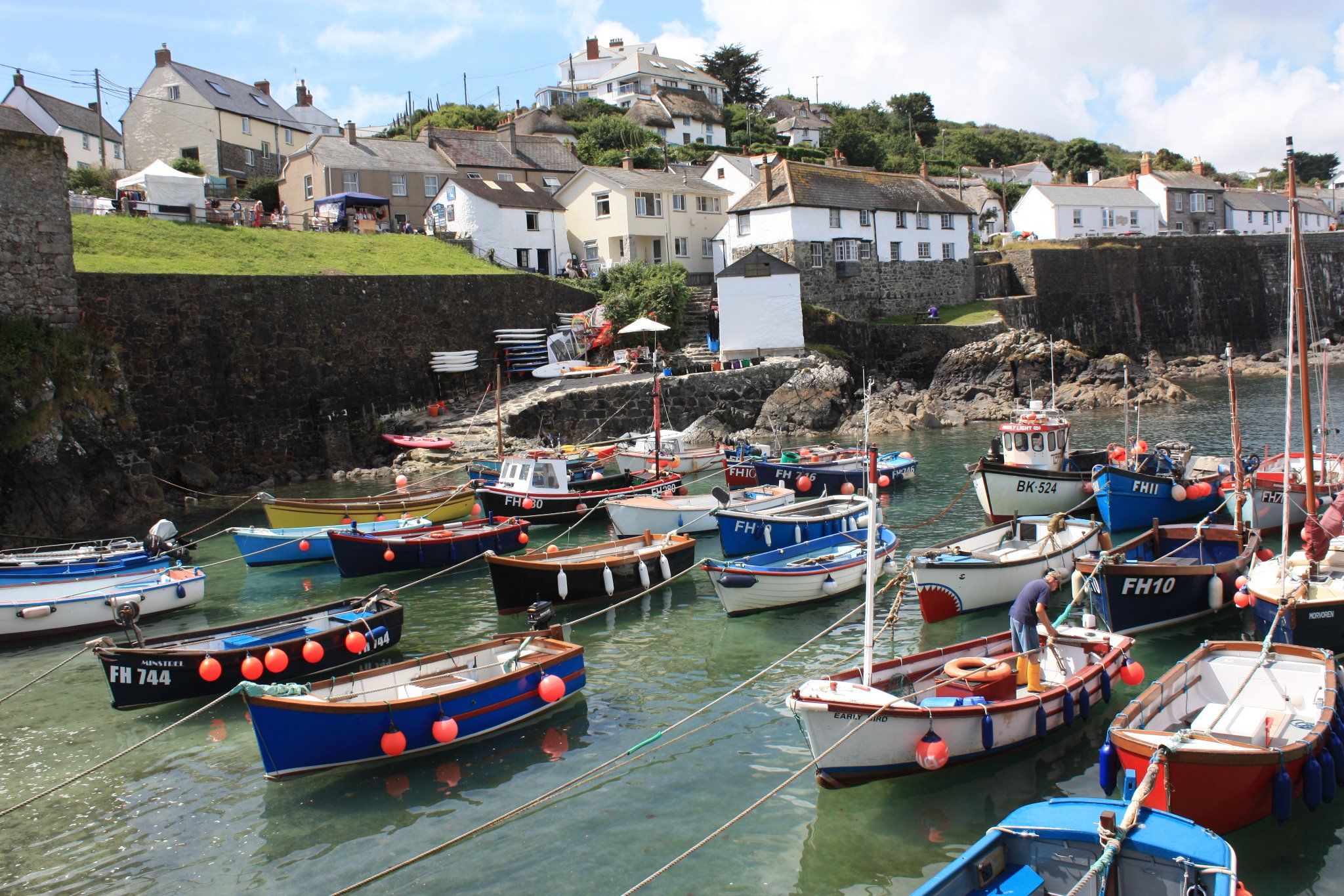 Bunte Boote im Hafen von Coverack, Cornwall