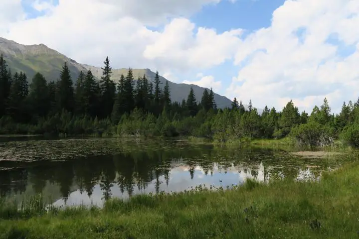 Der zweite See der Alp Flix wirkt dunkel und geheimnisvoll