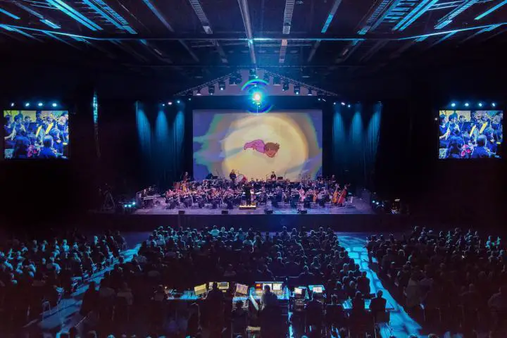 Das Hollywood Sound Orchester vor der großen Leinwand (Foto: Disney in Concert)