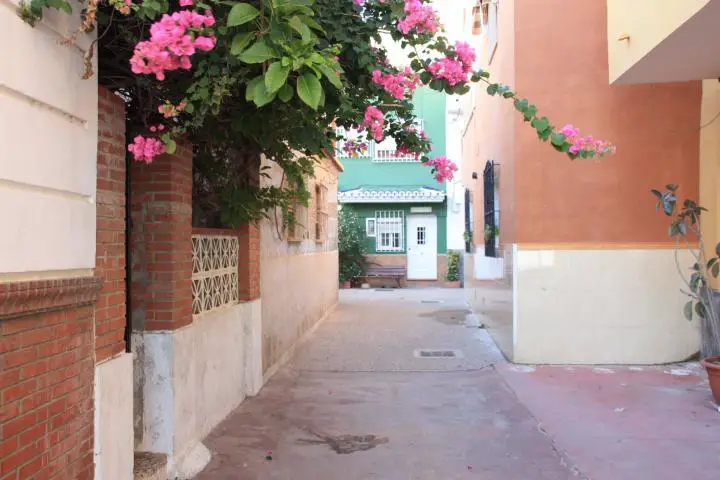 schmale Gassen in El Palo, Malaga, Andalusien
