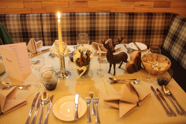 Festlich gedeckter Tisch zum Galadinner im Hotel Marten, Saalbach-Hinterglemm