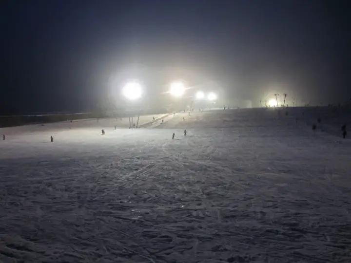 Skihang Donnstetten bei Nacht mit Flutlicht