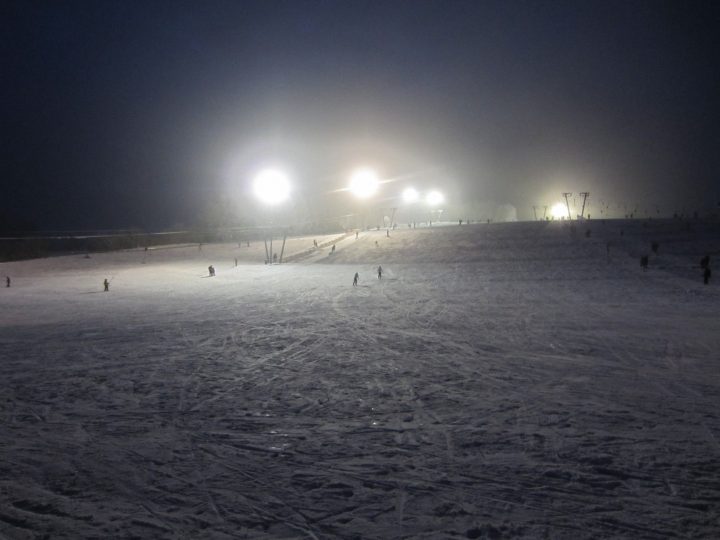 Skihang Donnstetten bei Nacht mit Flutlicht