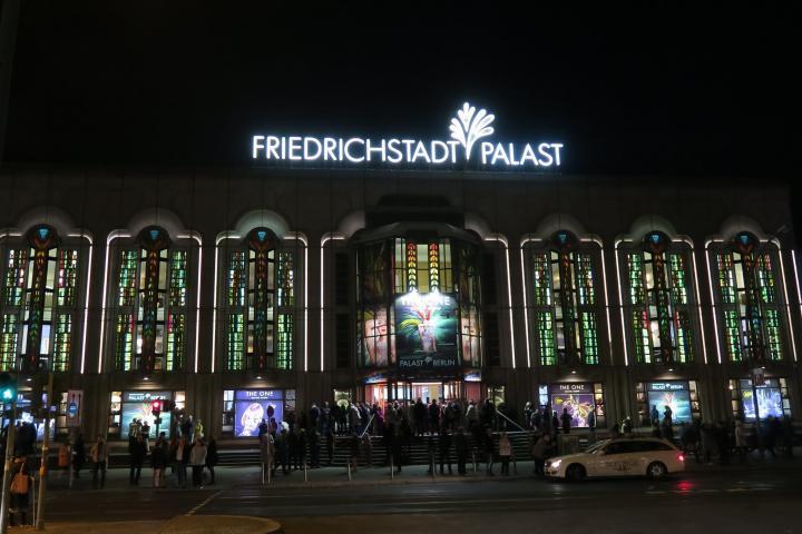 Friedrichstadtpalast bei Nacht beleuchtet