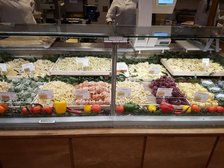 Theke mit frischer Pasta im Eataly Downtown in NYC