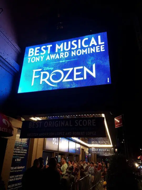 Schild des Musicals Frozen am Broadway