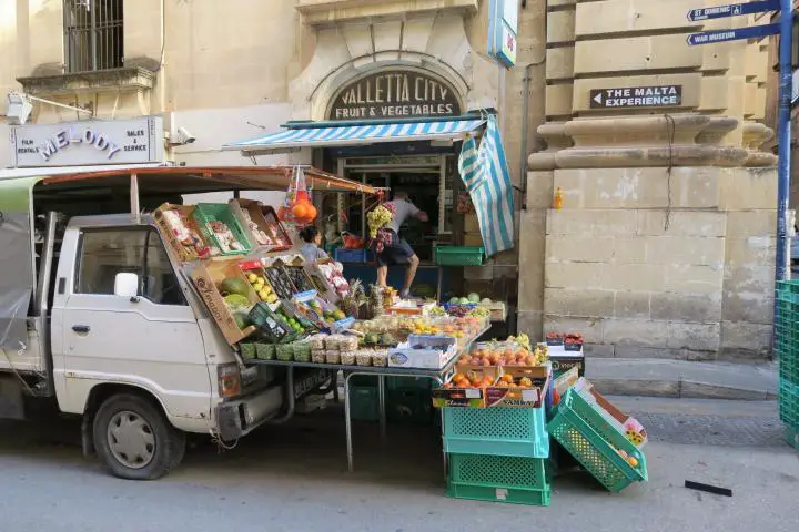 Gemüsestand am Straßenrand in Valletta